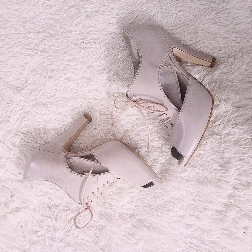 NINE WEST laced beige heels